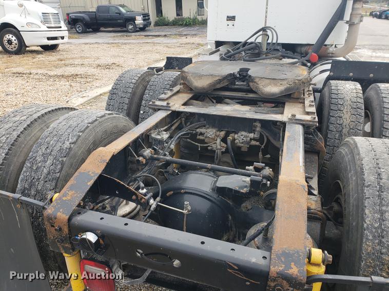 image for item DB9432 1999 International 9200 semi truck