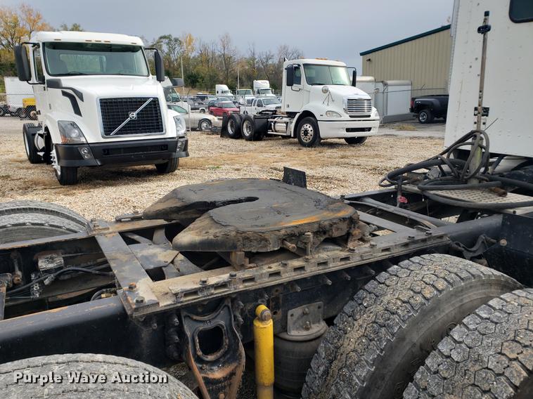 image for item DB9432 1999 International 9200 semi truck