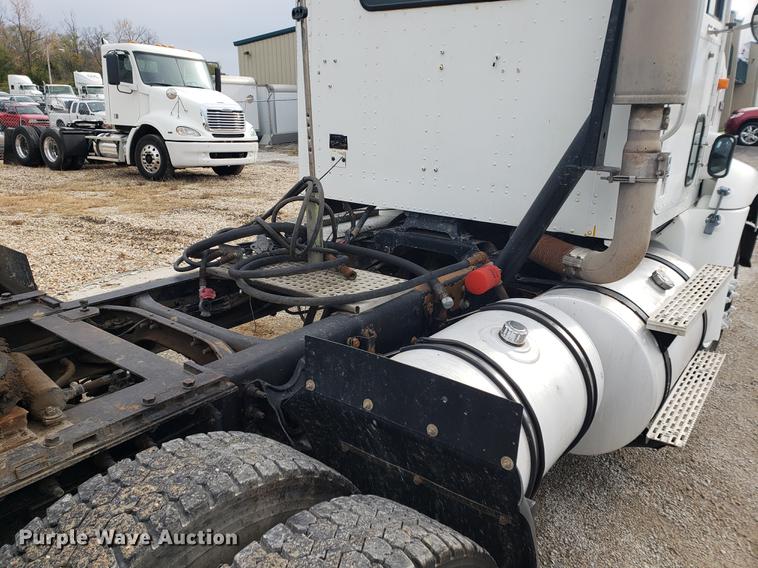 image for item DB9432 1999 International 9200 semi truck