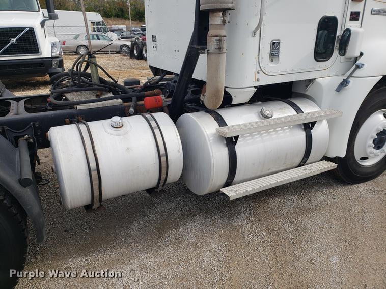 image for item DB9432 1999 International 9200 semi truck