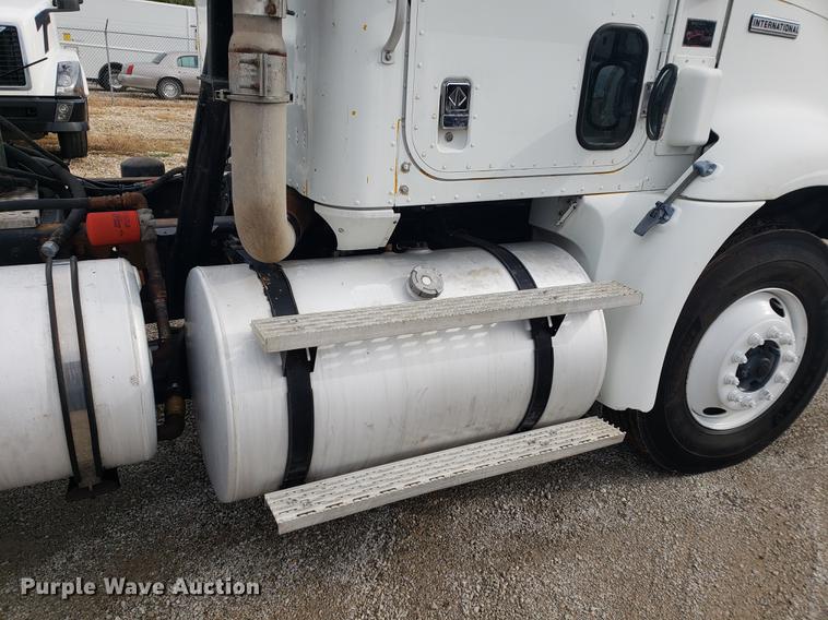 image for item DB9432 1999 International 9200 semi truck