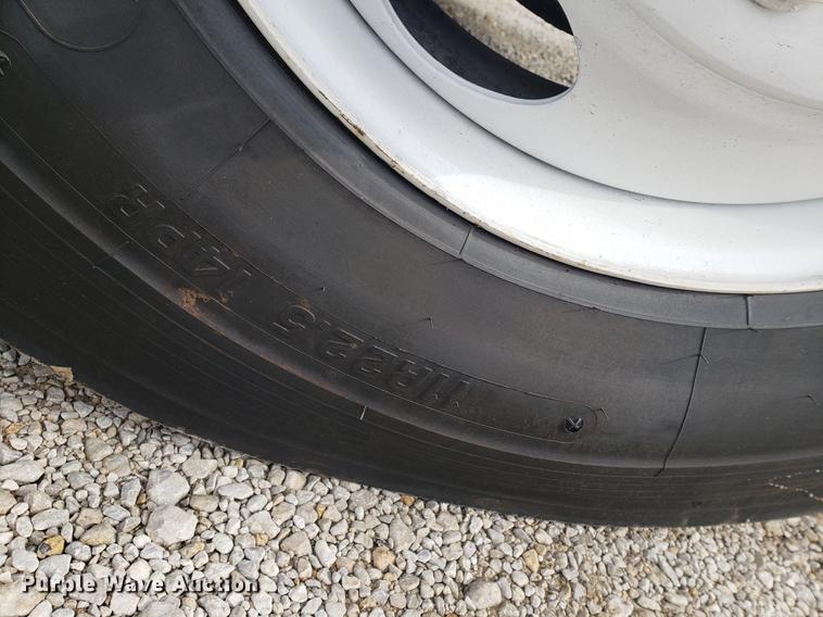 image for item DB9432 1999 International 9200 semi truck