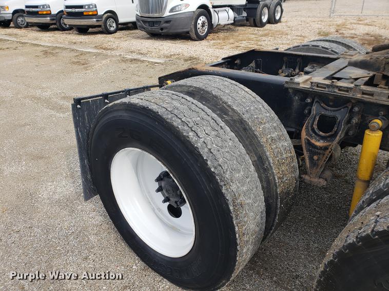 image for item DB9432 1999 International 9200 semi truck