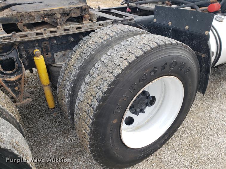 image for item DB9432 1999 International 9200 semi truck