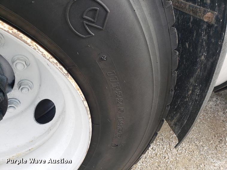 image for item DB9432 1999 International 9200 semi truck