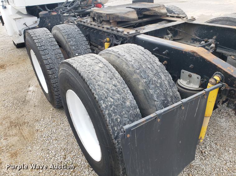 image for item DB9432 1999 International 9200 semi truck