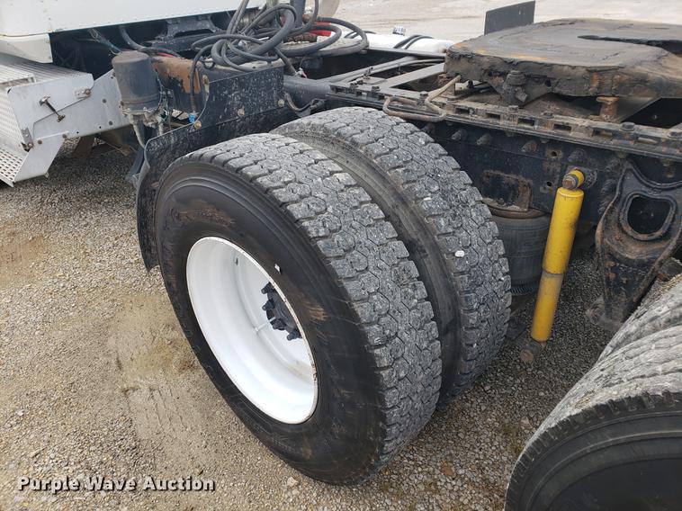 image for item DB9432 1999 International 9200 semi truck