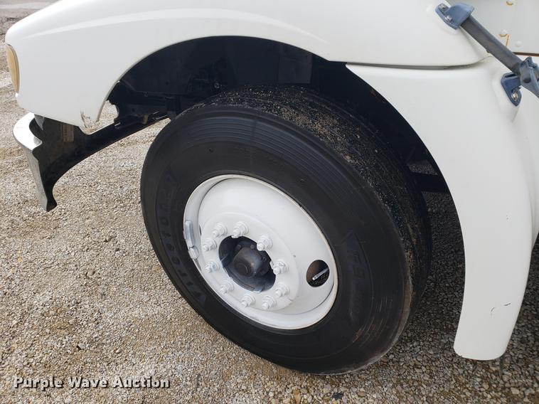 image for item DB9432 1999 International 9200 semi truck