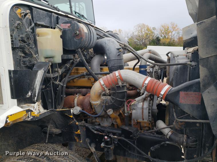 image for item DB9432 1999 International 9200 semi truck