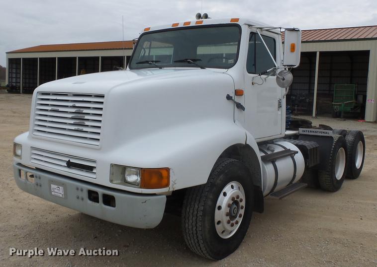image for item DD2450 1995 International 8200 semi truck