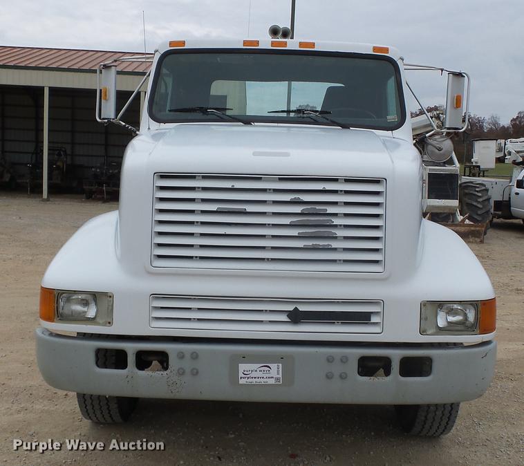 image for item DD2450 1995 International 8200 semi truck