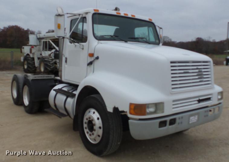 image for item DD2450 1995 International 8200 semi truck
