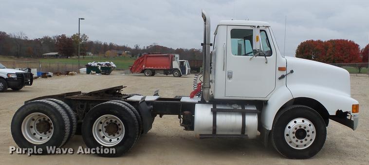 image for item DD2450 1995 International 8200 semi truck