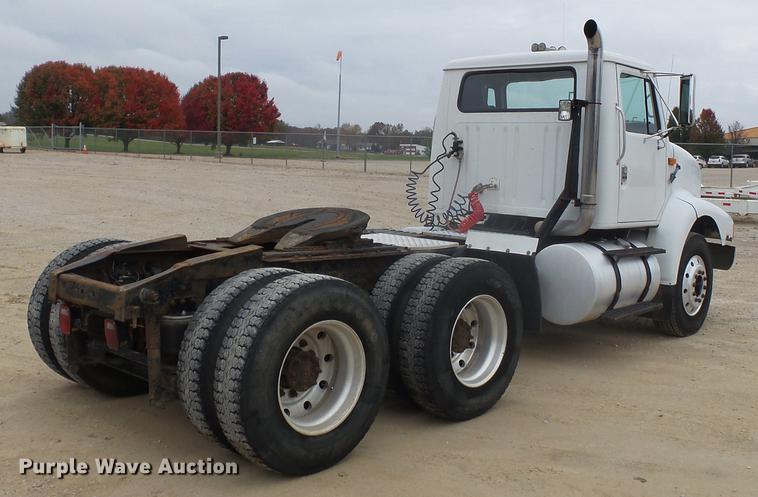 image for item DD2450 1995 International 8200 semi truck