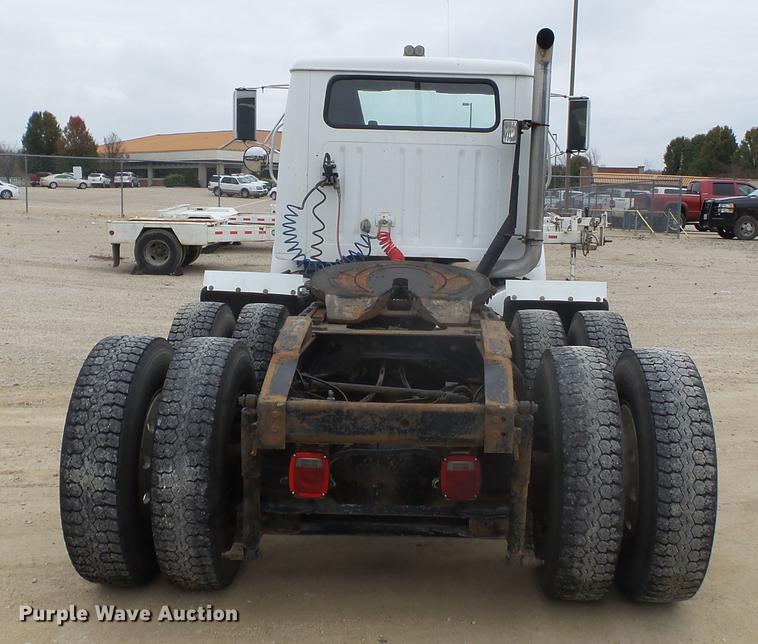 image for item DD2450 1995 International 8200 semi truck