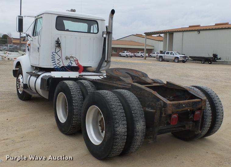 image for item DD2450 1995 International 8200 semi truck