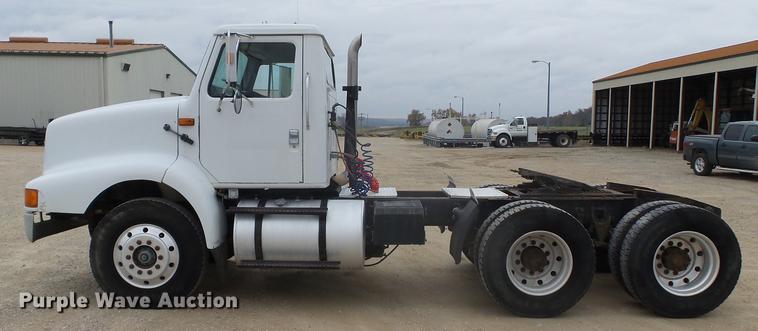 image for item DD2450 1995 International 8200 semi truck