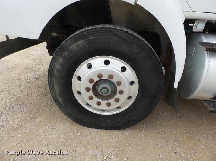 image for item DD2450 1995 International 8200 semi truck