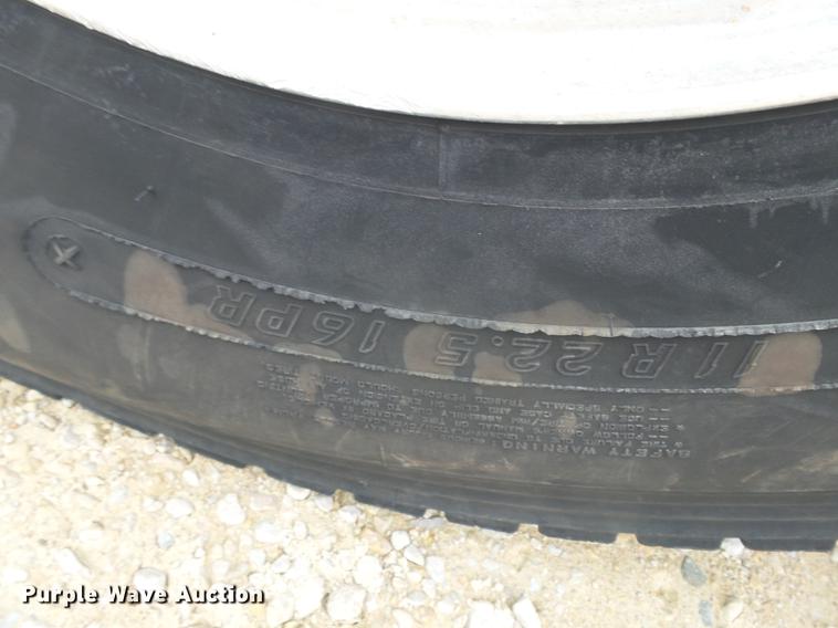 image for item DD2450 1995 International 8200 semi truck