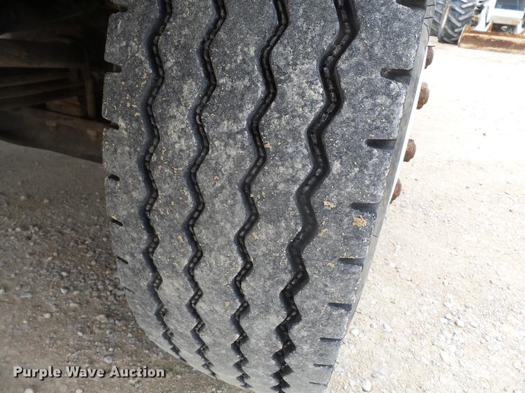 image for item DD2450 1995 International 8200 semi truck