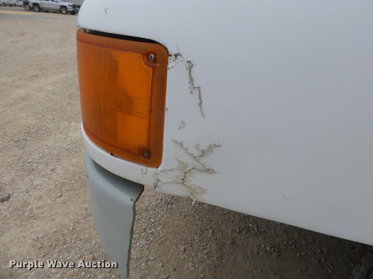 image for item DD2450 1995 International 8200 semi truck