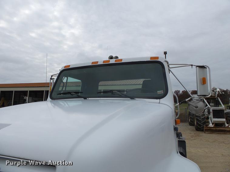 image for item DD2450 1995 International 8200 semi truck