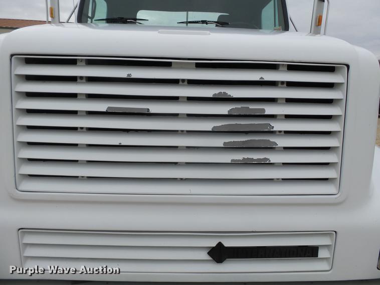 image for item DD2450 1995 International 8200 semi truck