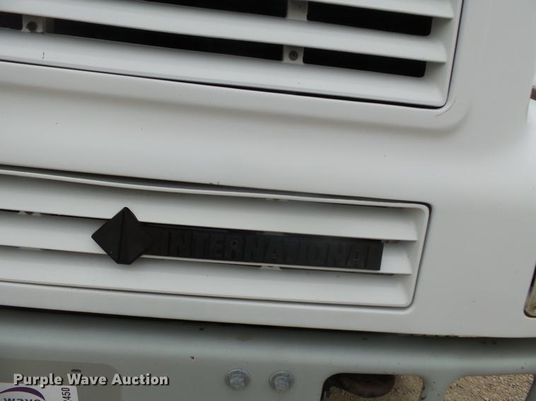image for item DD2450 1995 International 8200 semi truck