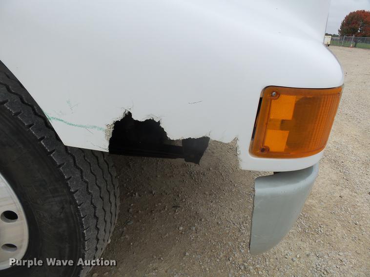 image for item DD2450 1995 International 8200 semi truck