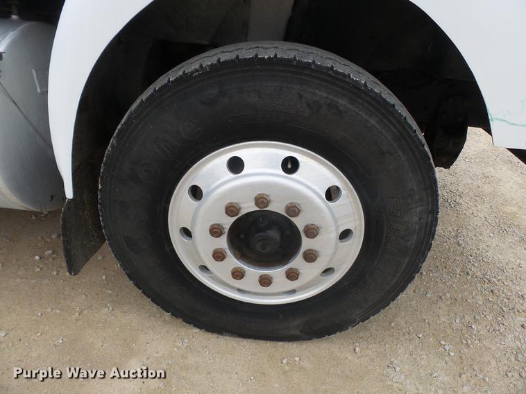 image for item DD2450 1995 International 8200 semi truck