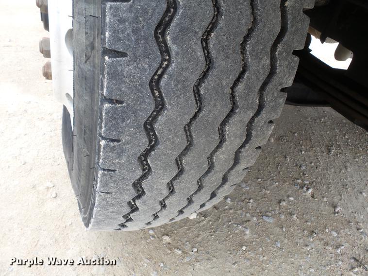 image for item DD2450 1995 International 8200 semi truck