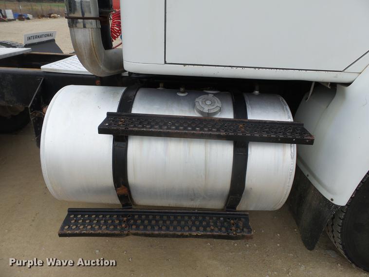 image for item DD2450 1995 International 8200 semi truck