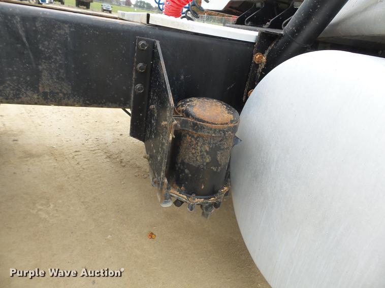 image for item DD2450 1995 International 8200 semi truck