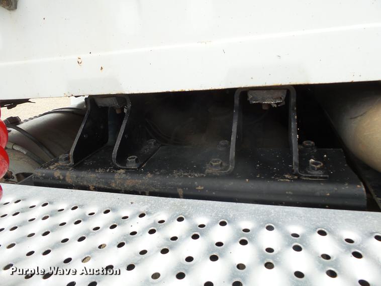 image for item DD2450 1995 International 8200 semi truck