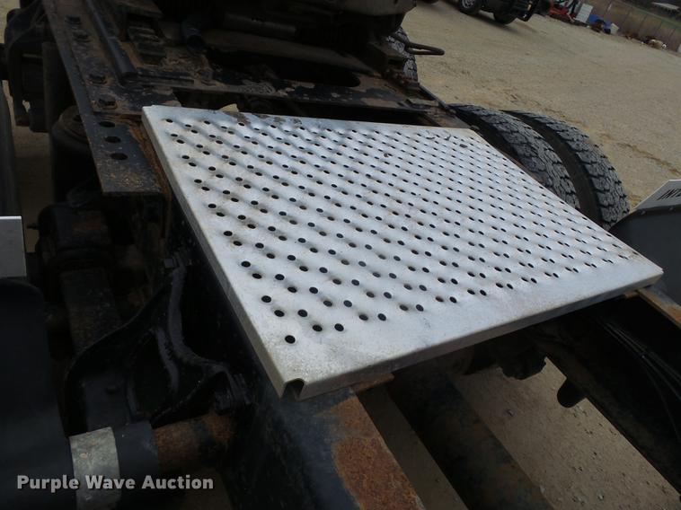 image for item DD2450 1995 International 8200 semi truck