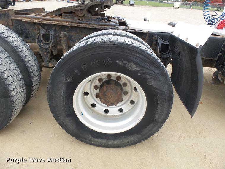 image for item DD2450 1995 International 8200 semi truck