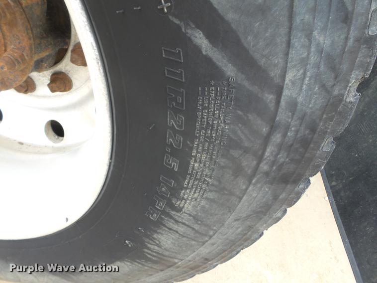 image for item DD2450 1995 International 8200 semi truck