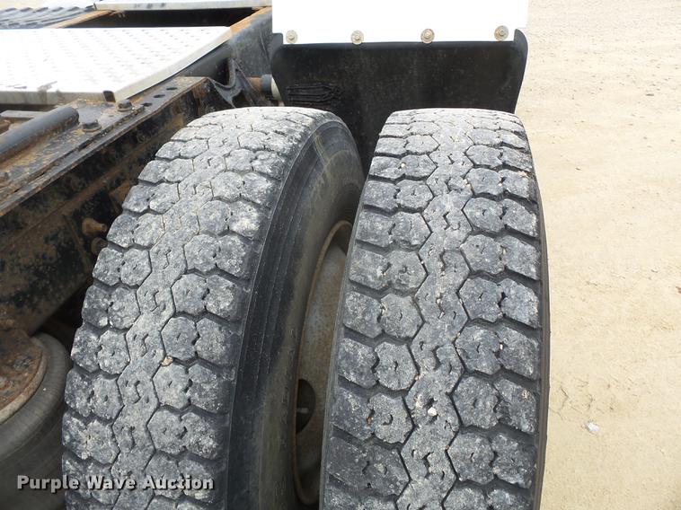 image for item DD2450 1995 International 8200 semi truck