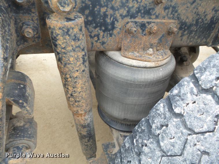 image for item DD2450 1995 International 8200 semi truck