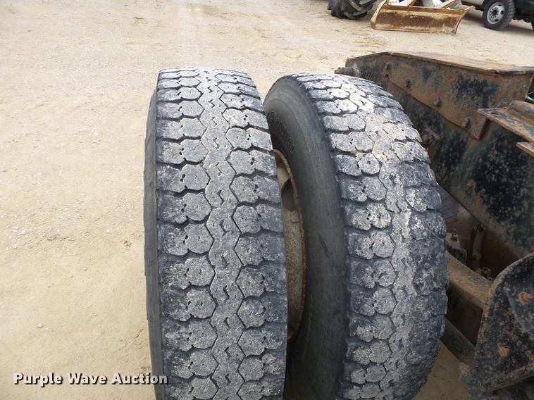 image for item DD2450 1995 International 8200 semi truck