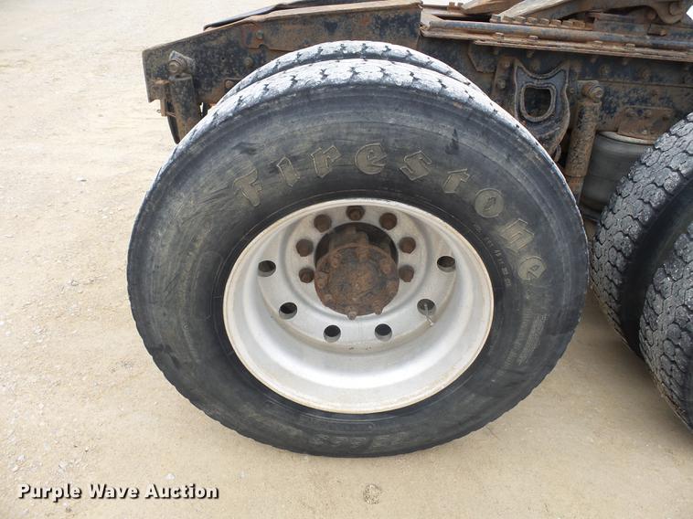 image for item DD2450 1995 International 8200 semi truck