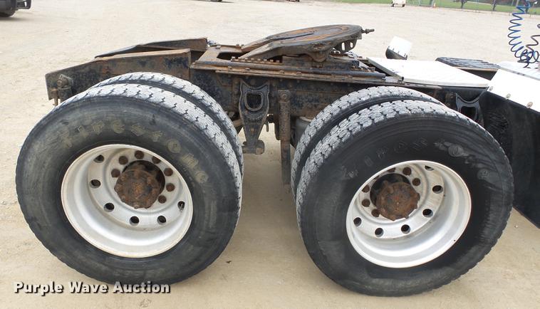 image for item DD2450 1995 International 8200 semi truck