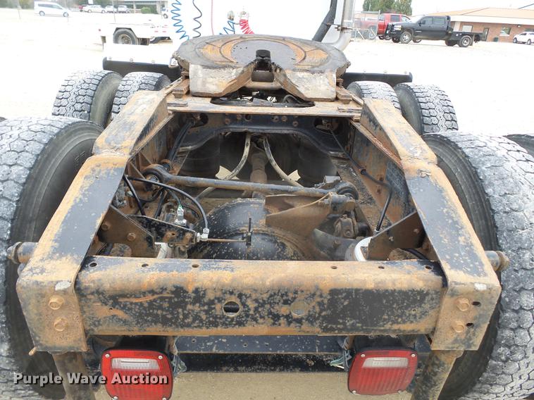 image for item DD2450 1995 International 8200 semi truck