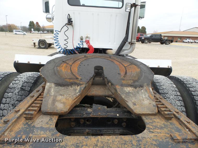 image for item DD2450 1995 International 8200 semi truck