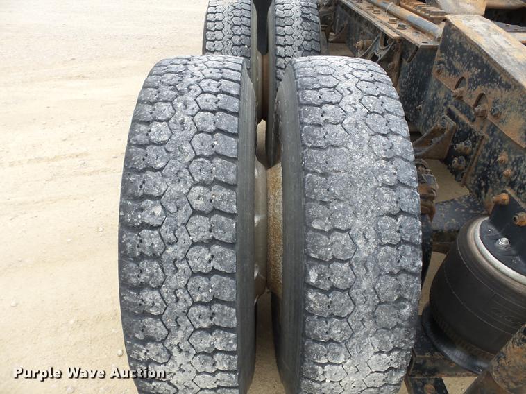 image for item DD2450 1995 International 8200 semi truck