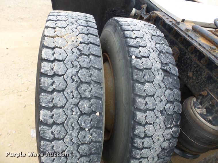 image for item DD2450 1995 International 8200 semi truck