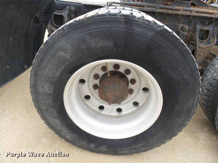 image for item DD2450 1995 International 8200 semi truck