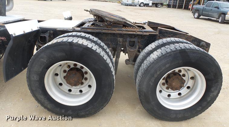 image for item DD2450 1995 International 8200 semi truck