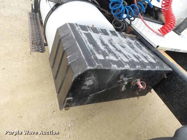 image for item DD2450 1995 International 8200 semi truck