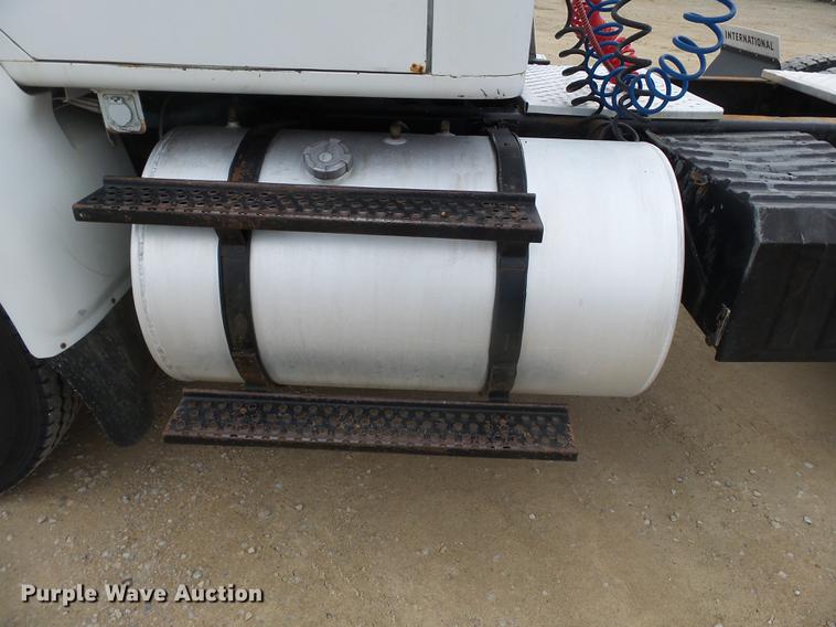 image for item DD2450 1995 International 8200 semi truck